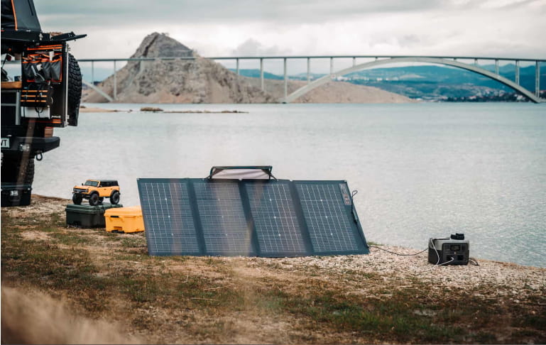 Powerstation mit Solarpanel: Tragbare Energiequelle für unterwegs